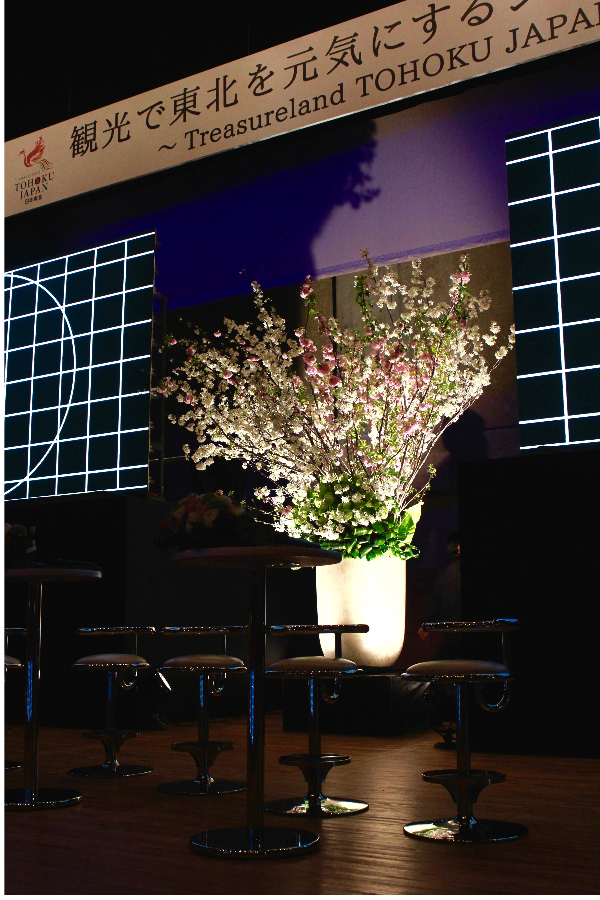 国際センター巨大桜の装花