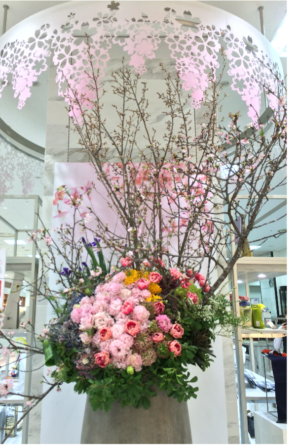 季節を五感で届ける、空間演出。|百貨店イベントの桜ディスプレイ